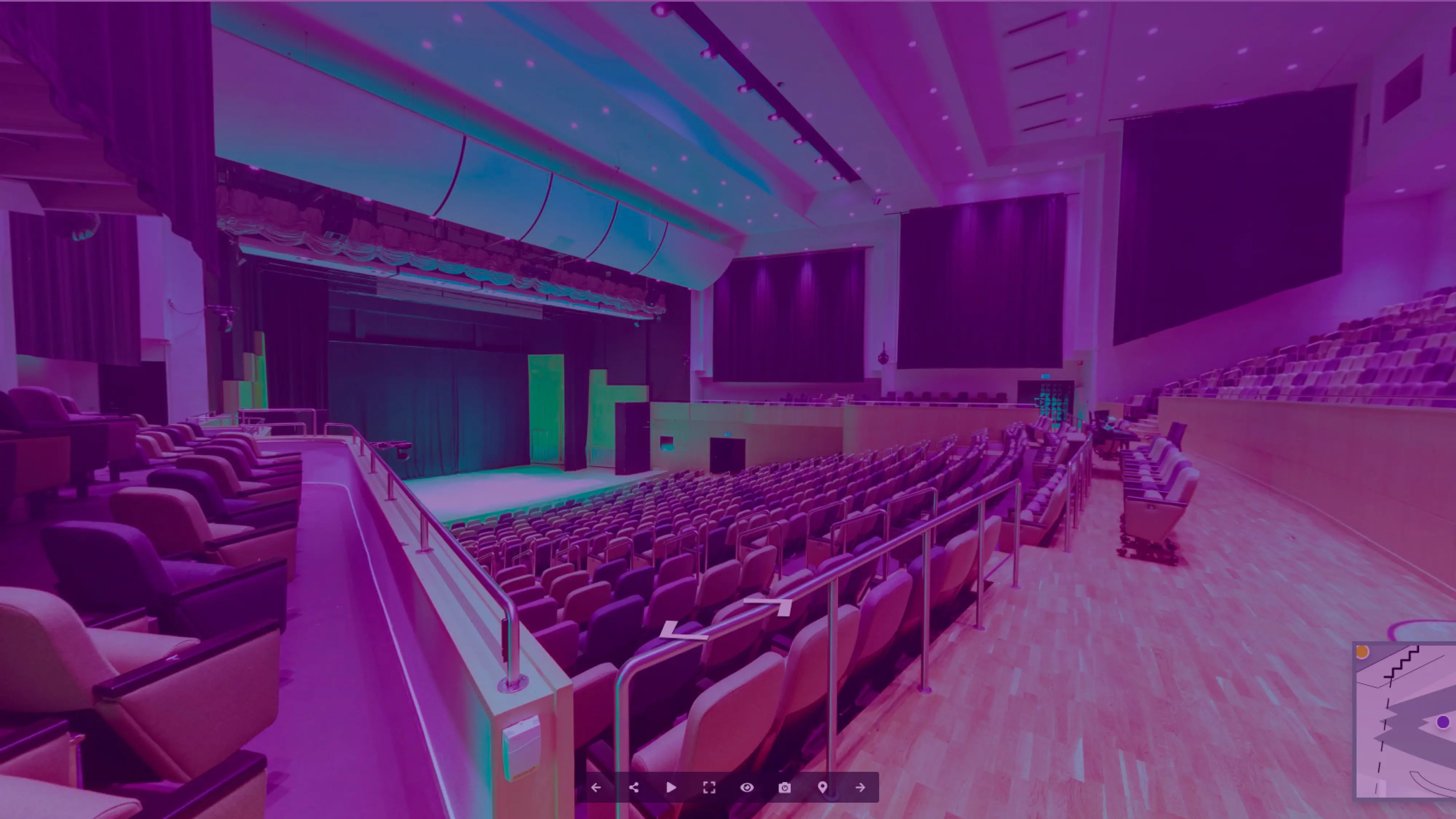 Skärmdump inifrån den virtuella rundturen med en vy över en tom konsertsal. Lila filter. 